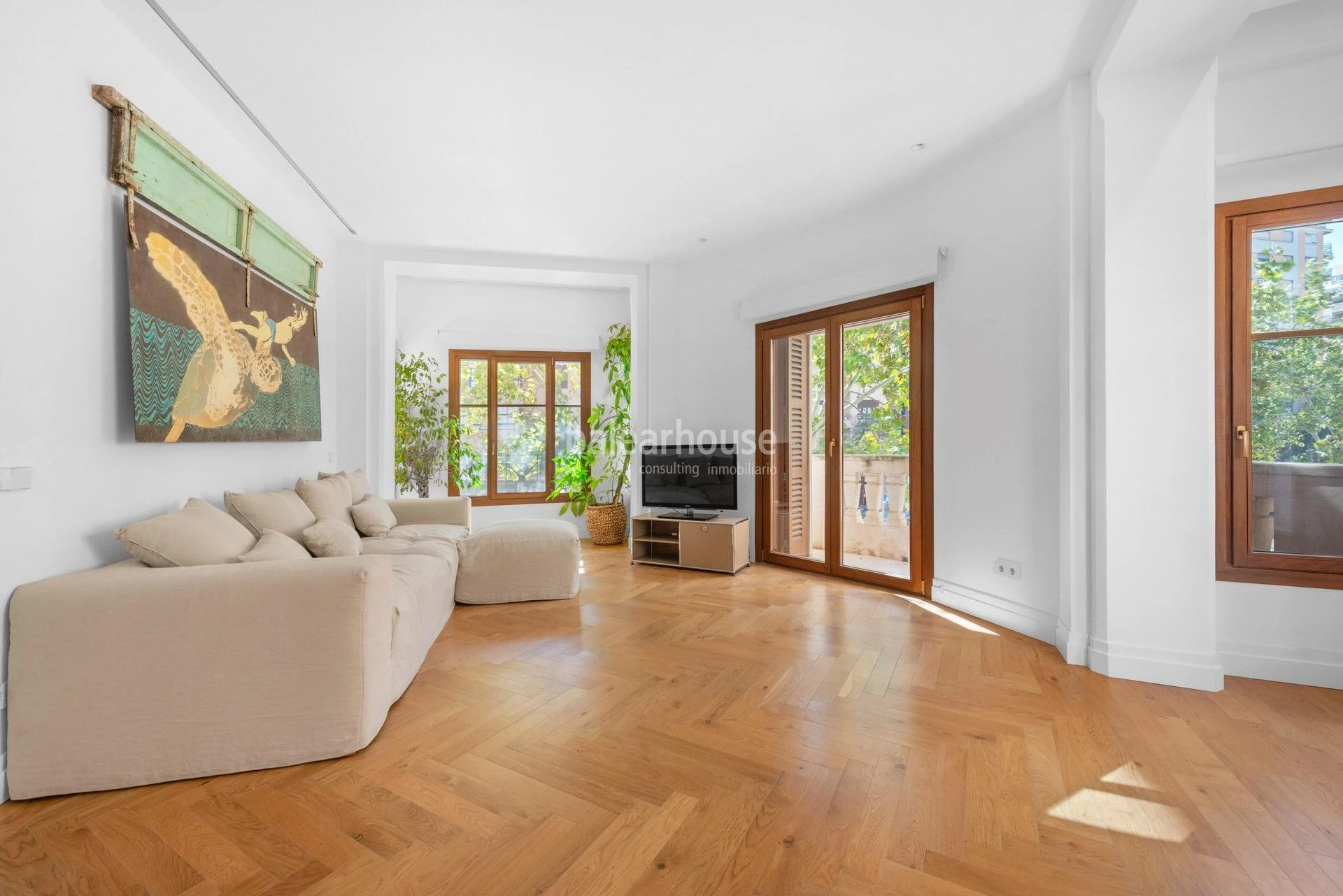 Great investment: elegant restored apartment building in the centre of Palma and close to the sea