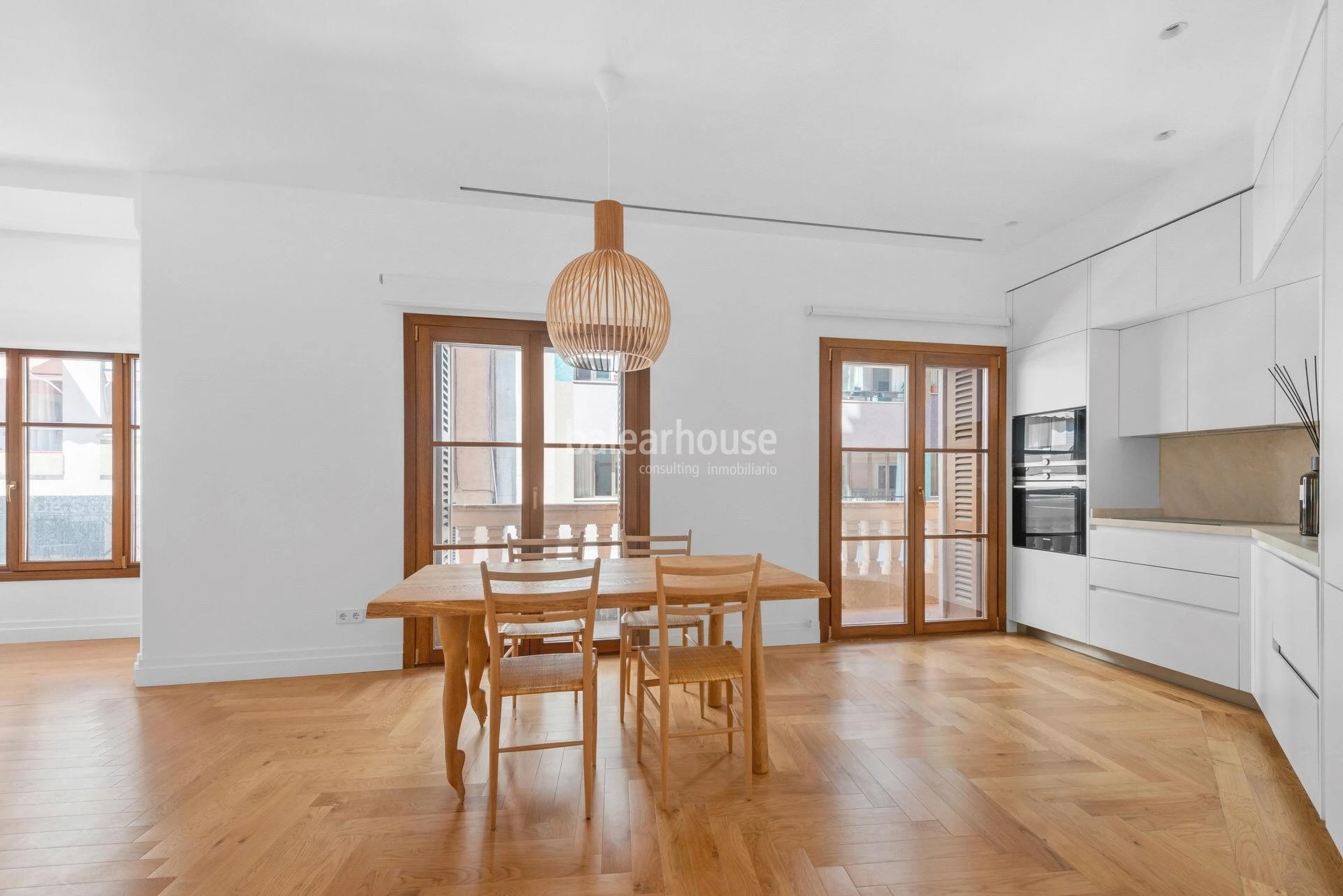 Great investment: elegant restored apartment building in the centre of Palma and close to the sea