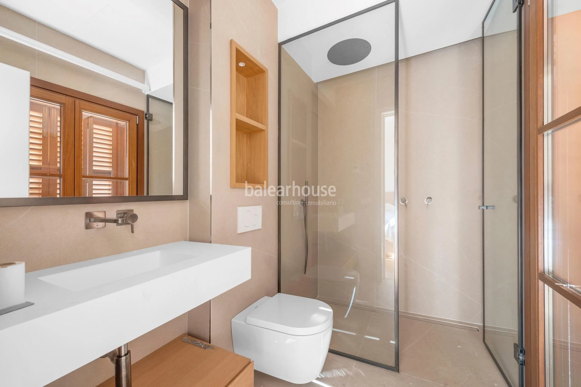 Great investment: elegant restored apartment building in the centre of Palma and close to the sea