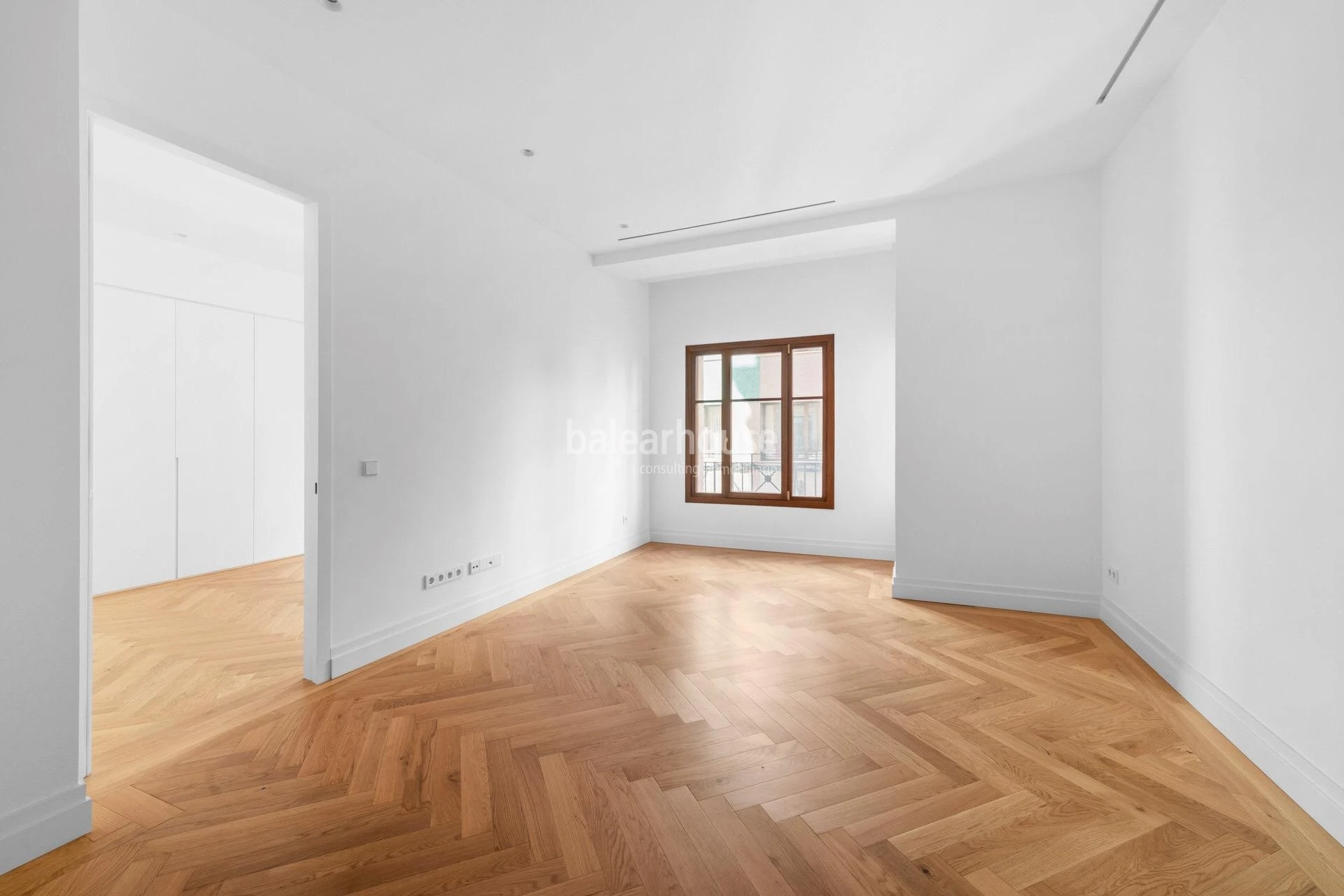 Great investment: elegant restored apartment building in the centre of Palma and close to the sea