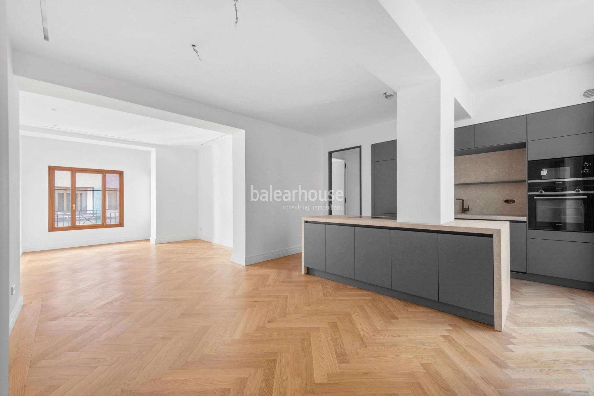 Great investment: elegant restored apartment building in the centre of Palma and close to the sea