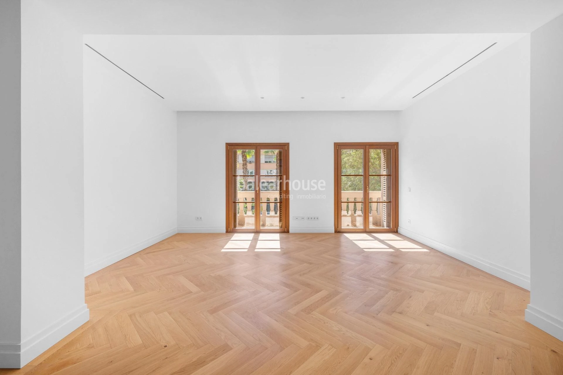 Great investment: elegant restored apartment building in the centre of Palma and close to the sea