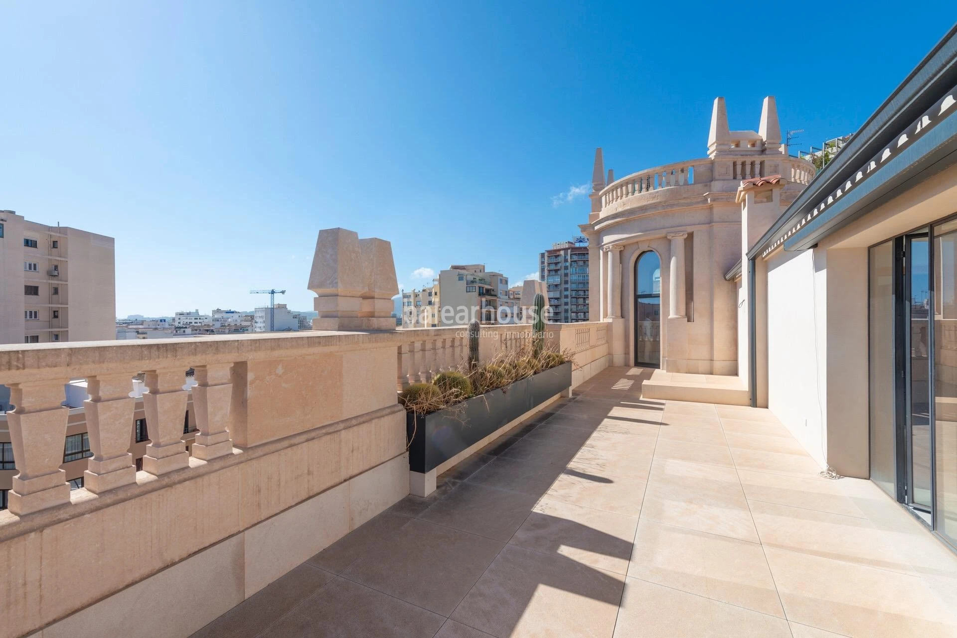 Great investment: elegant restored apartment building in the centre of Palma and close to the sea
