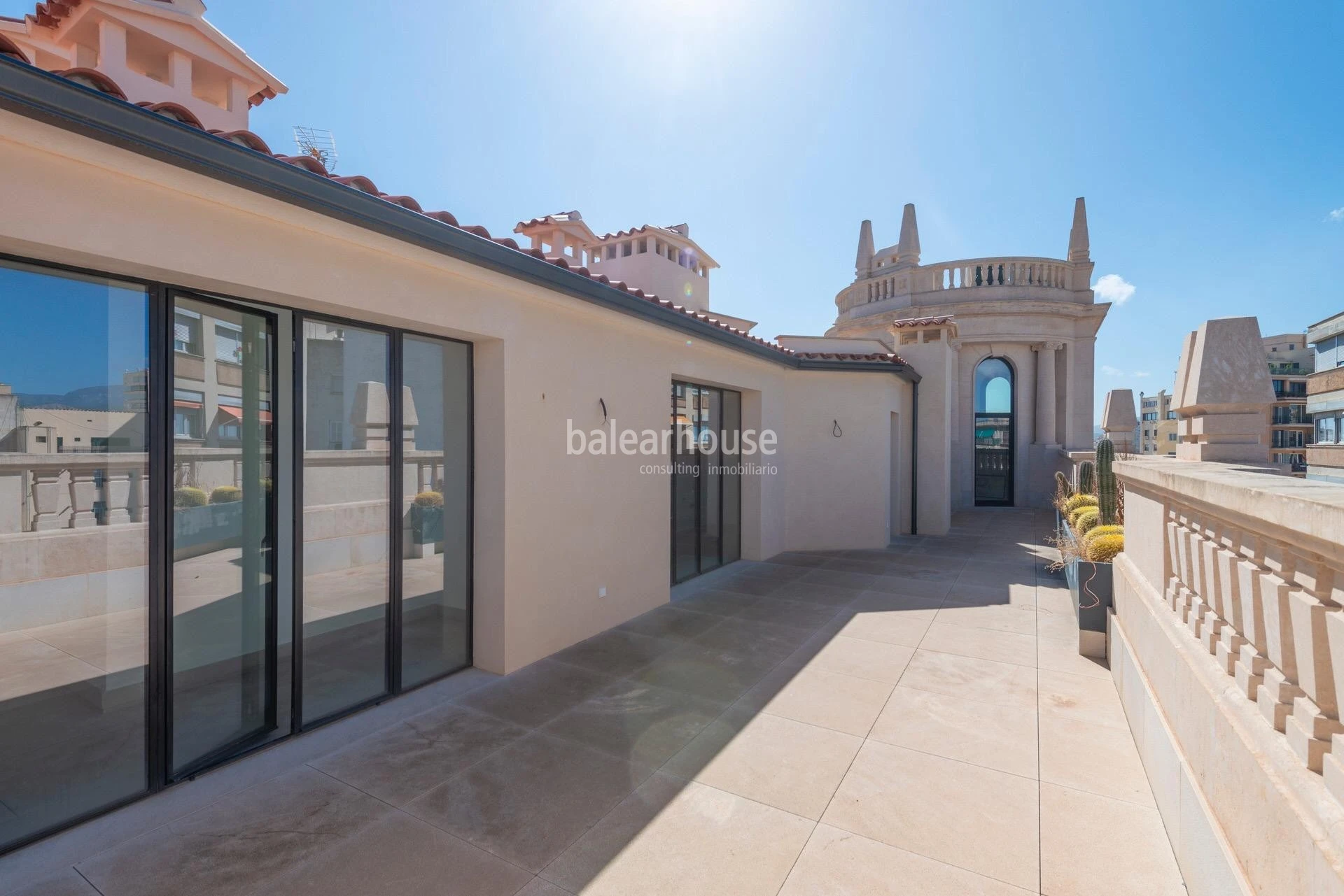Great investment: elegant restored apartment building in the centre of Palma and close to the sea