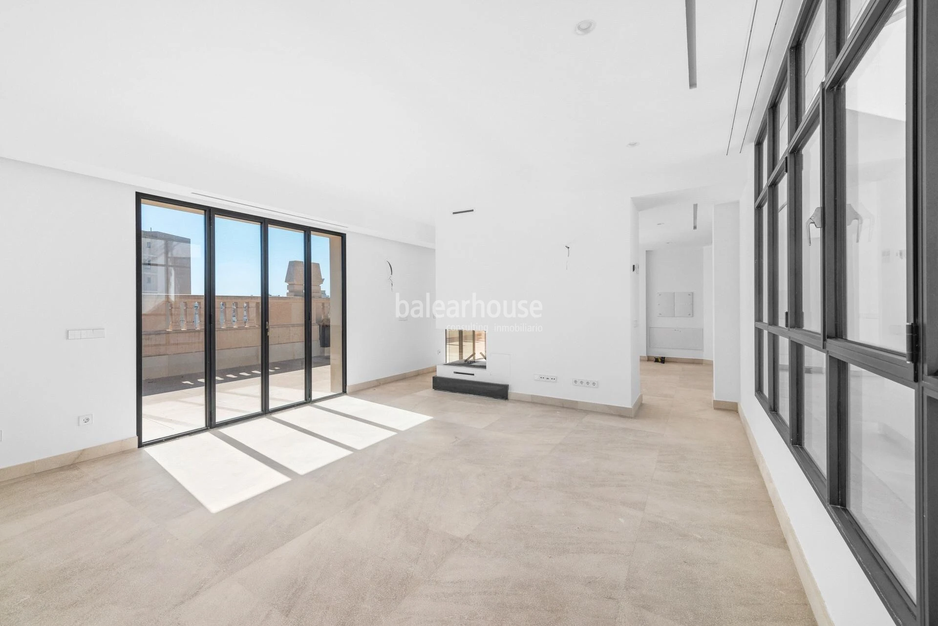 Great investment: elegant restored apartment building in the centre of Palma and close to the sea