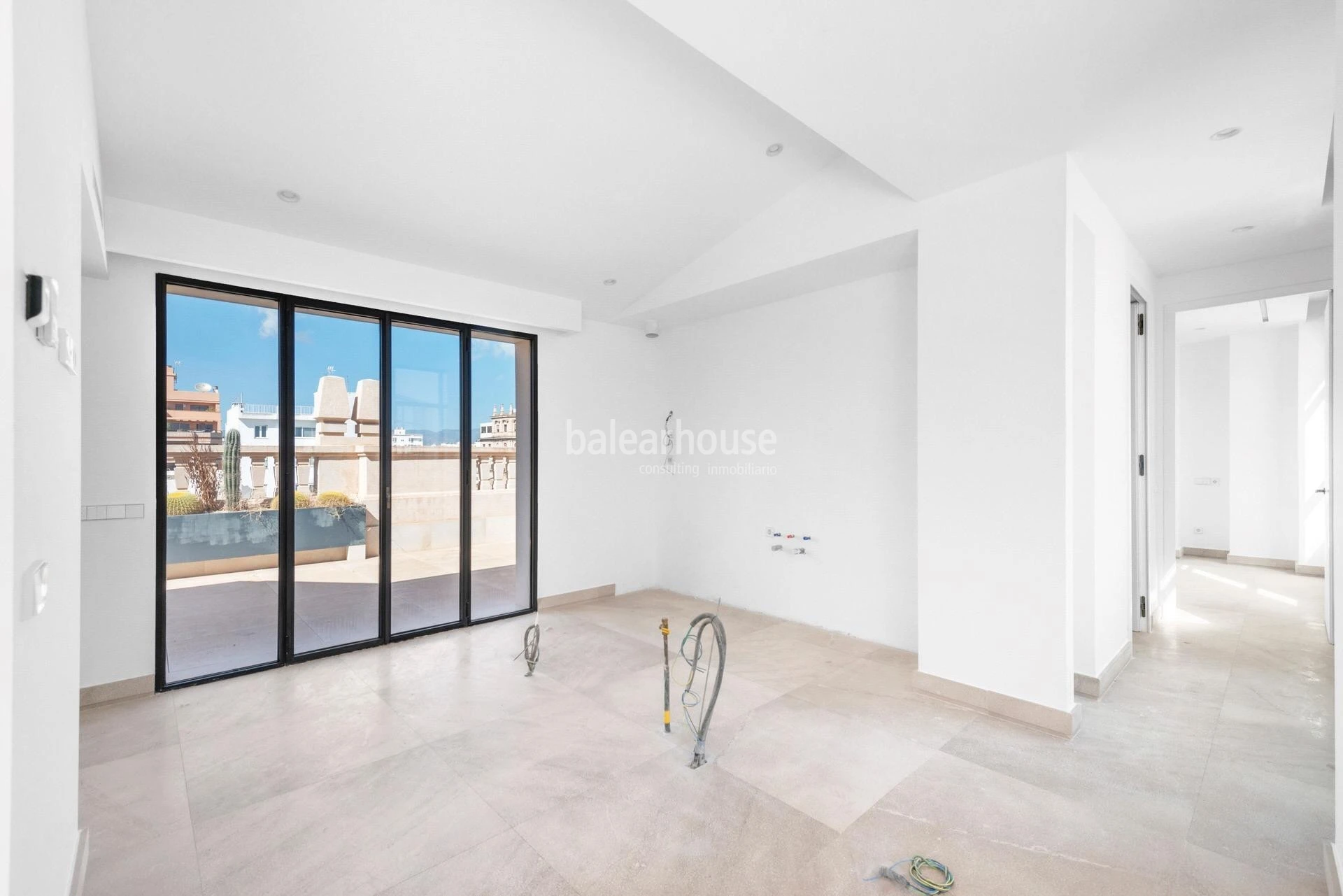 Great investment: elegant restored apartment building in the centre of Palma and close to the sea
