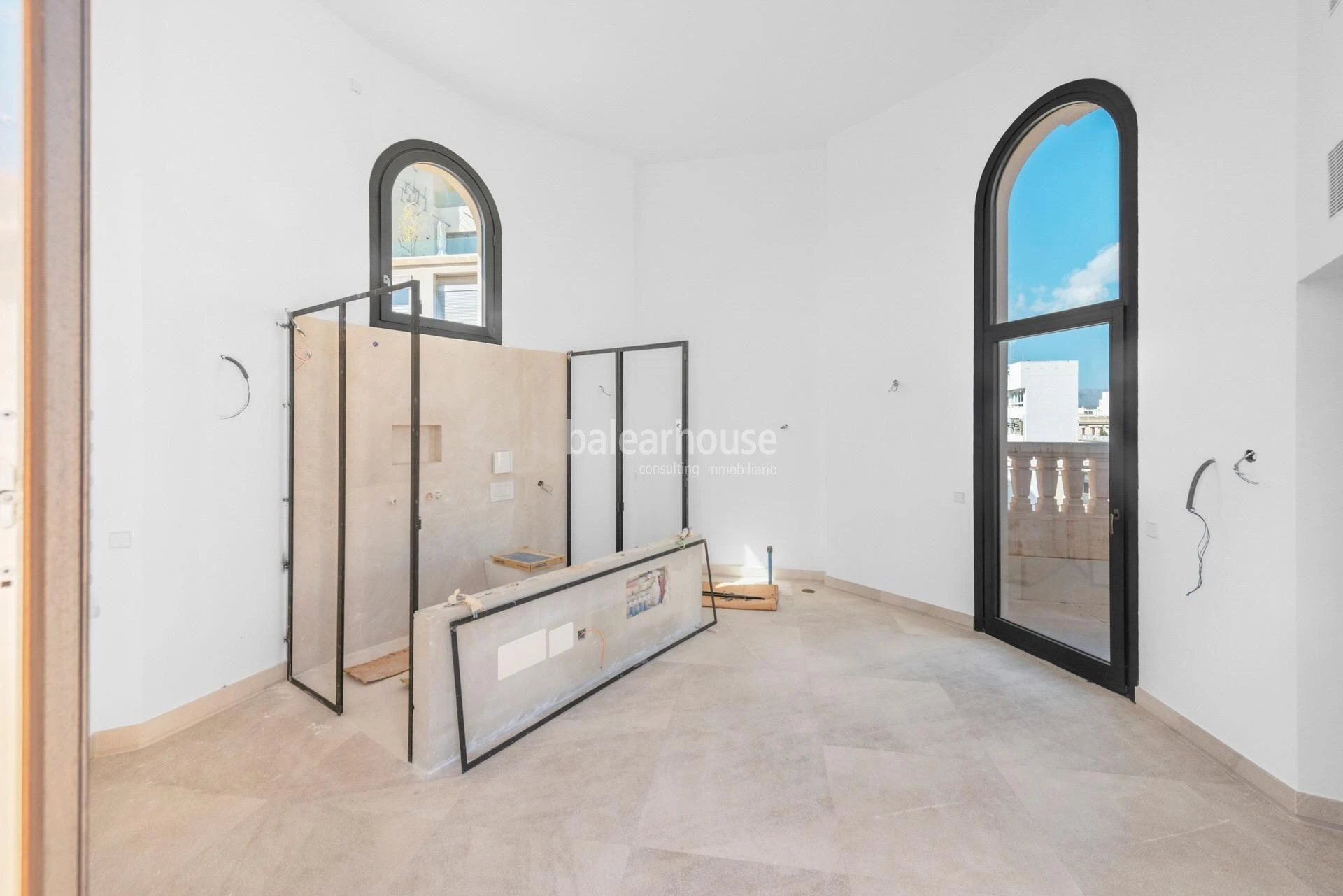 Great investment: elegant restored apartment building in the centre of Palma and close to the sea