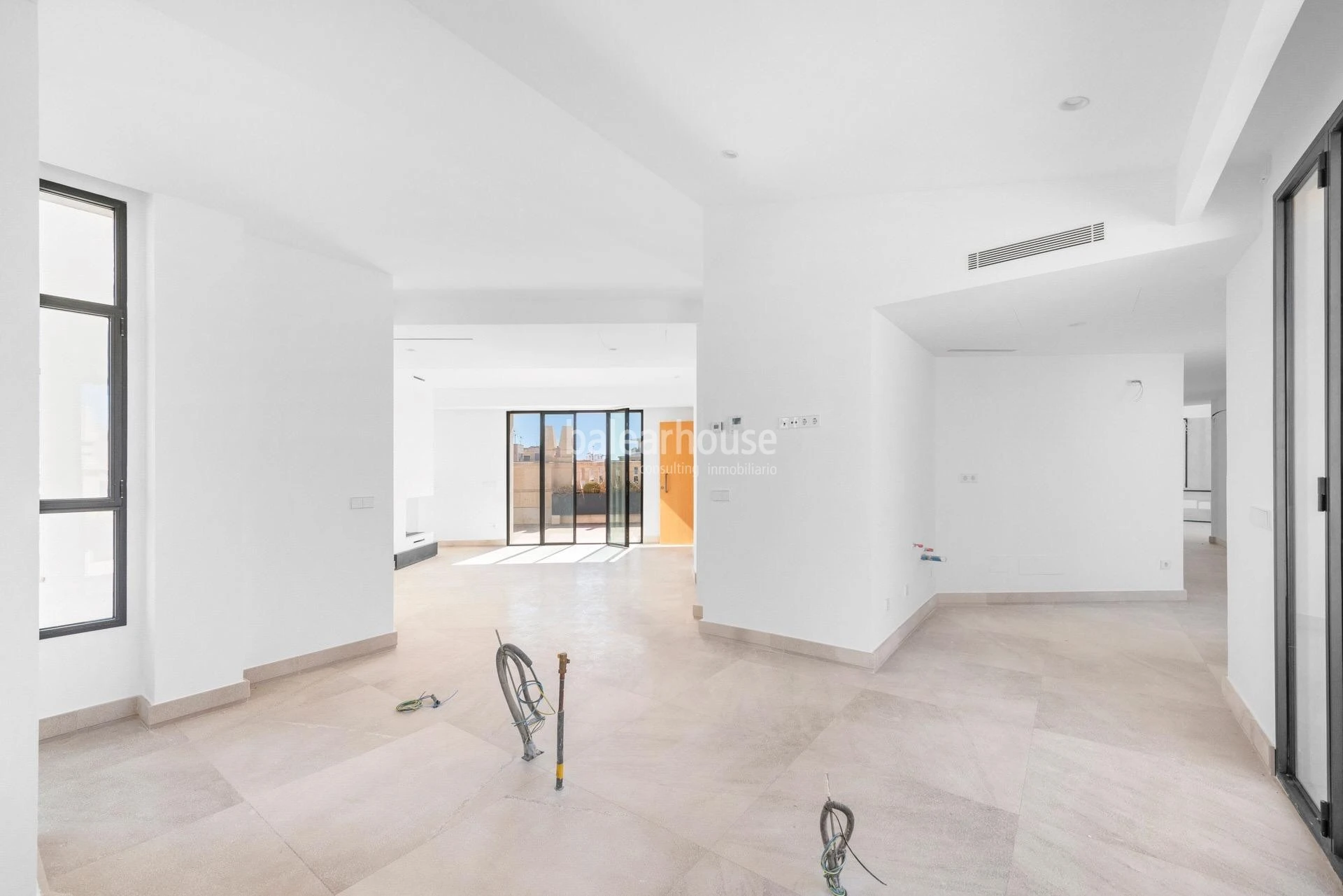 Great investment: elegant restored apartment building in the centre of Palma and close to the sea