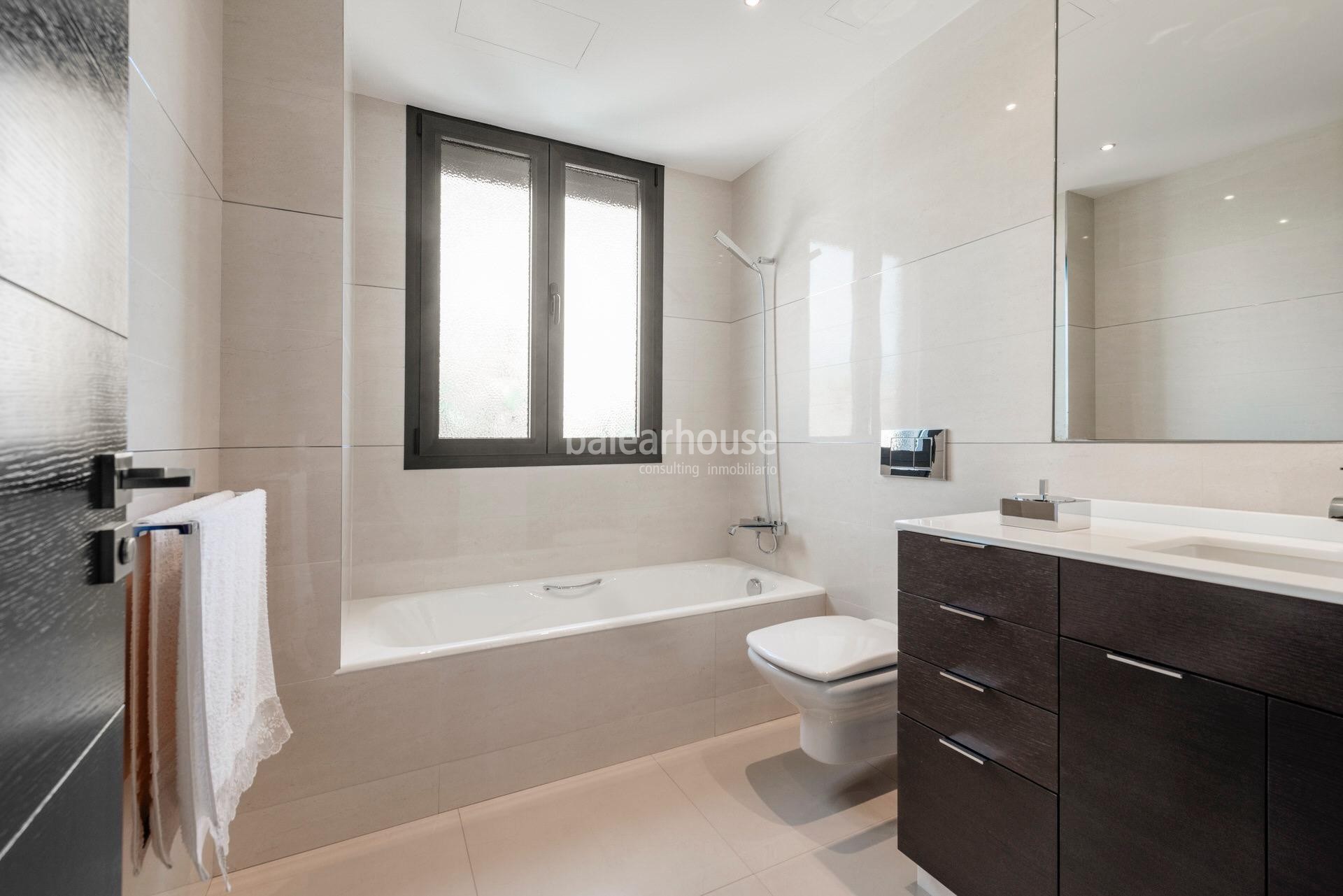 Excepcional y luminosa villa moderna con grandes terrazas y piscina junto a la playa en Palma