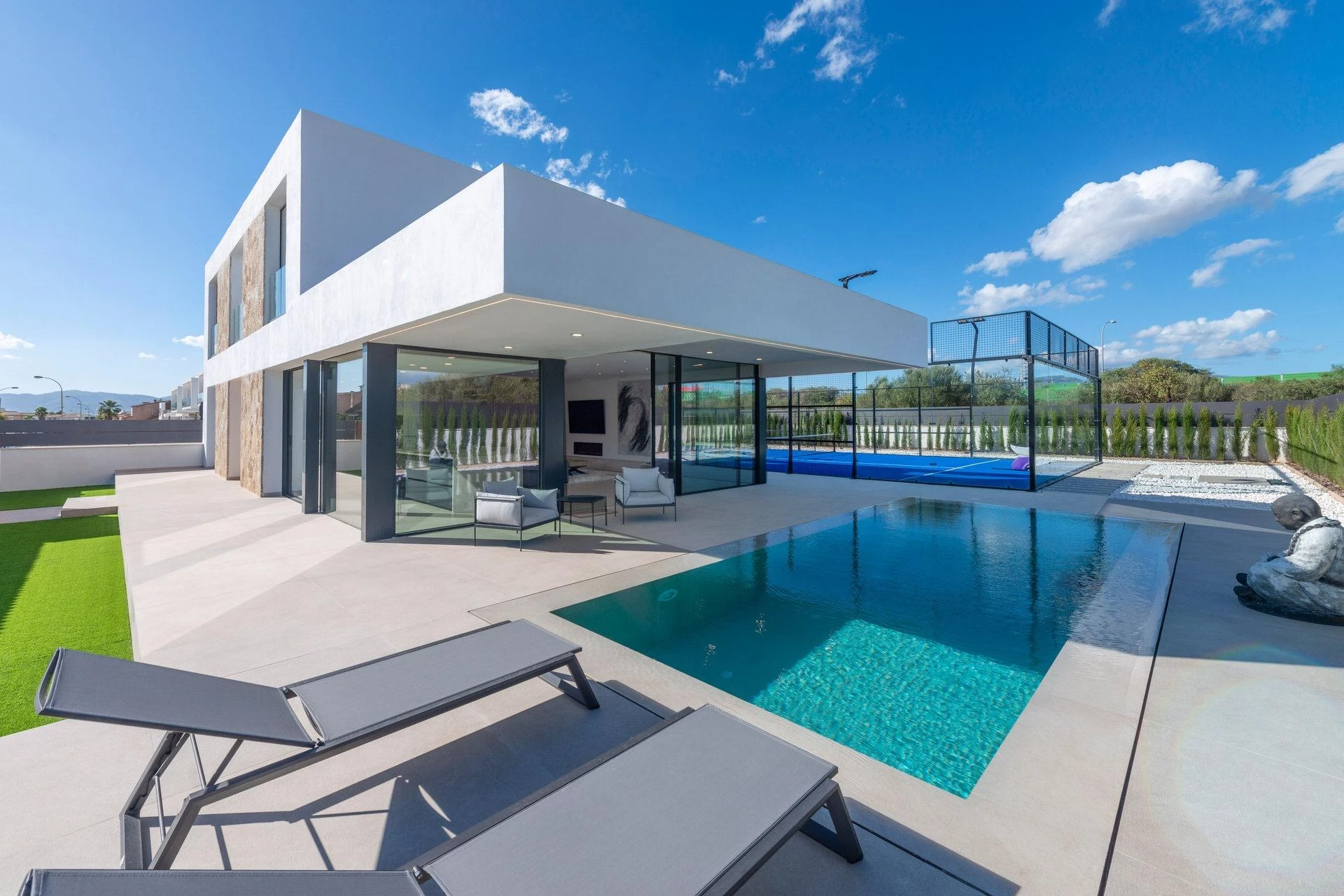 Excellent contemporary design villa with terraces, swimming pool and paddle tennis court in Marratxí