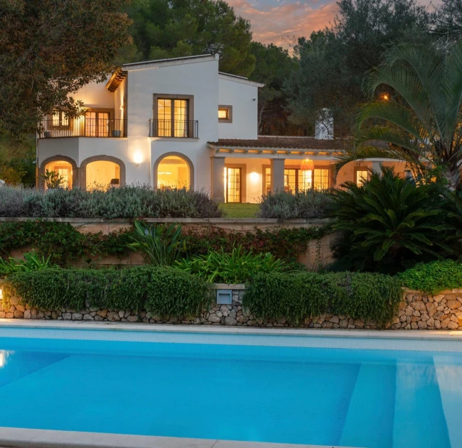 Gran villa mediterránea moderna con espectacular jardín junto al golf en Santa Ponsa