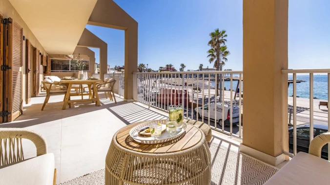 Magnificent sea views on the first line of this renovated house with large terrace and high quality