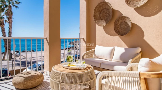 Magnificent sea views on the first line of this renovated house with large terrace and high quality