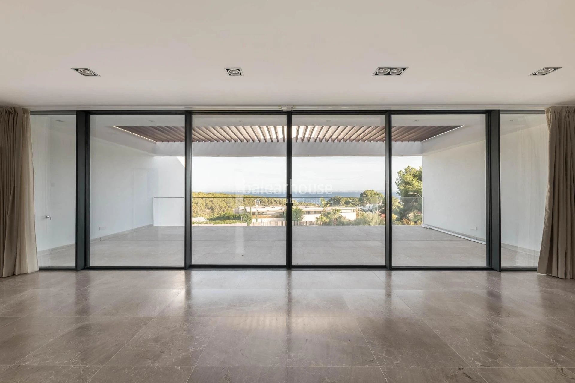 Große Neubauvilla in Sol de Mallorca mit herrlichem Meerblick und herrlichem Außenbereich