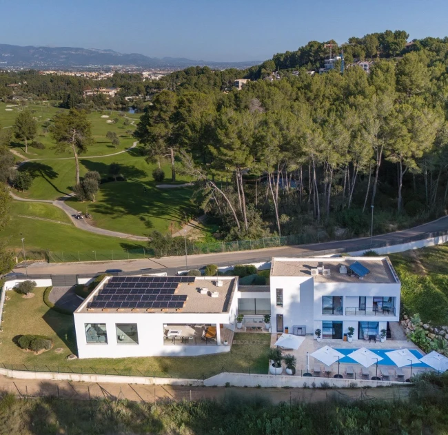 Gran villa de diseño moderno en primera línea de golf con terrazas, piscina y jardines en Son Vida