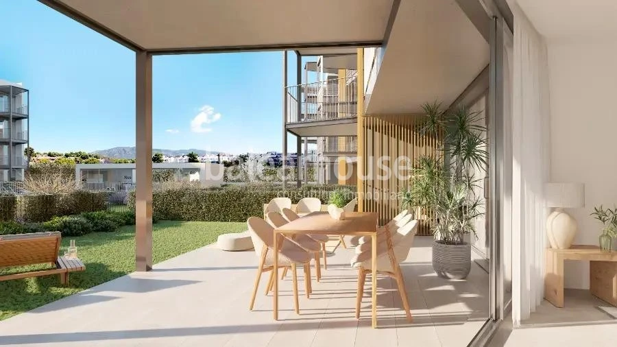 Moderna planta baja de obra nueva con terraza privada y piscinas cerca de playas en Palmanova