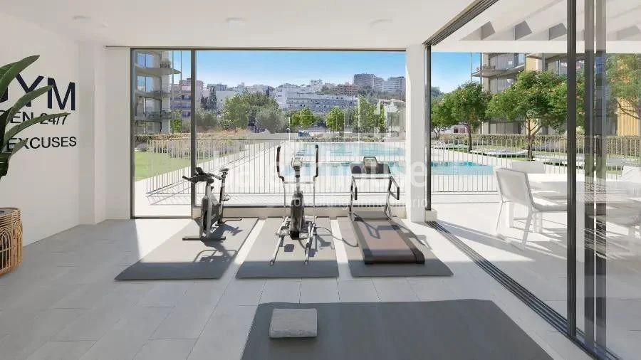 Moderna planta baja de obra nueva con terraza privada y piscinas cerca de playas en Palmanova