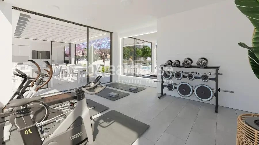 Moderna planta baja de obra nueva con terraza privada y piscinas cerca de playas en Palmanova