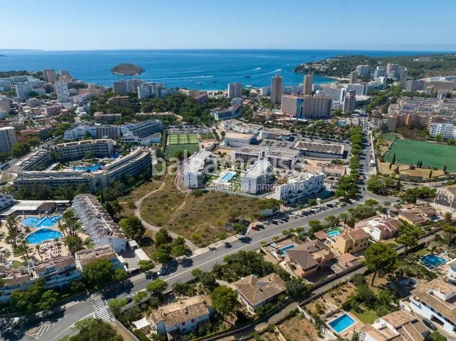 Moderna planta baja de obra nueva con terraza privada y piscinas cerca de playas en Palmanova