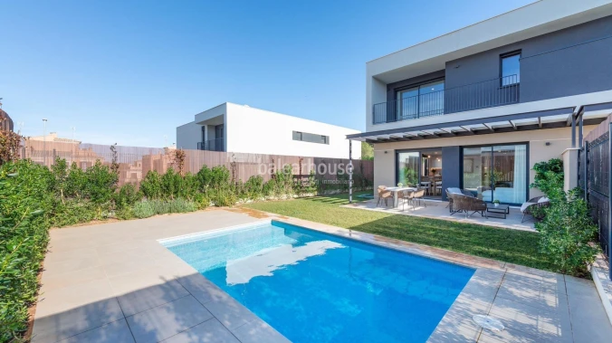 Modern semi-detached villas with private pool and garden next to beautiful coves in Puig de Ros