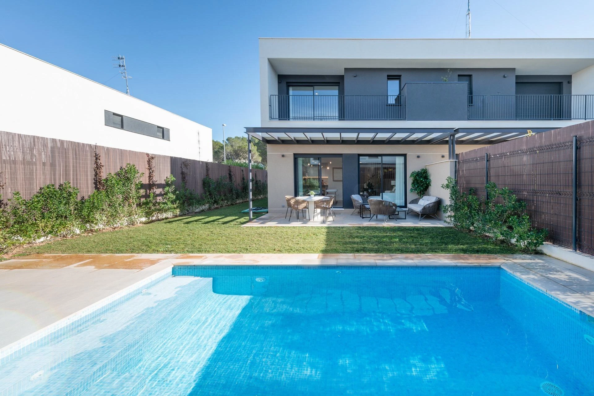 Ecelentes chalets de diseño moderno con terrazas y piscina privada en Puig de Ros