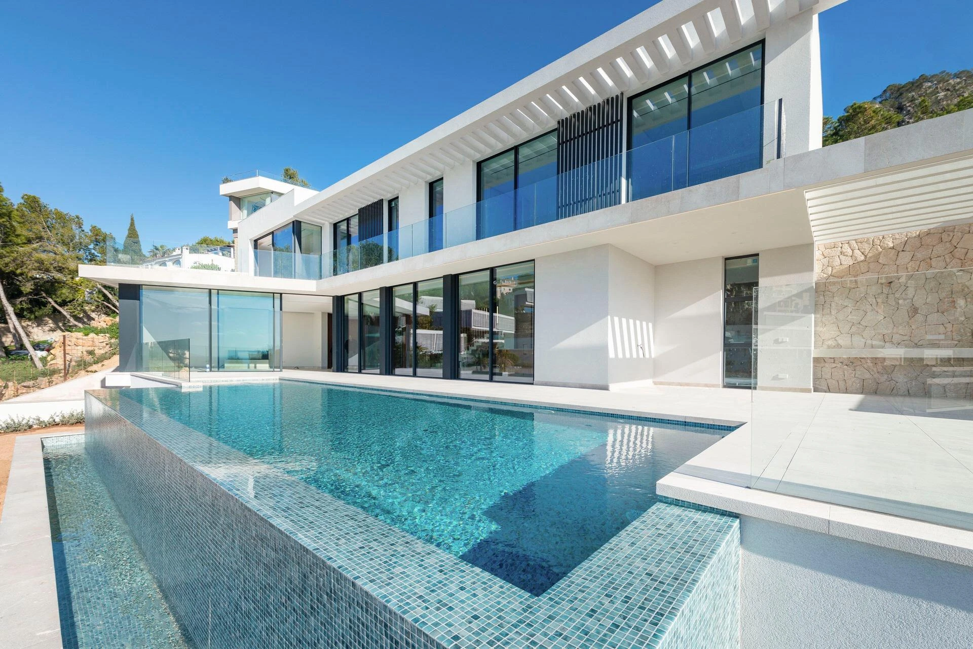 Große Villa mit gepflegtem modernem Design und wunderschönem Meerblick in Cala Llamp