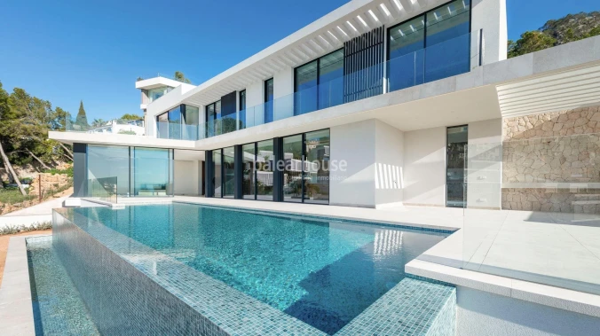 Large villa of high quality and a careful modern design with beautiful sea views in Cala Llamp
