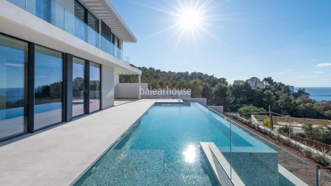Large villa of high quality and a careful modern design with beautiful sea views in Cala Llamp