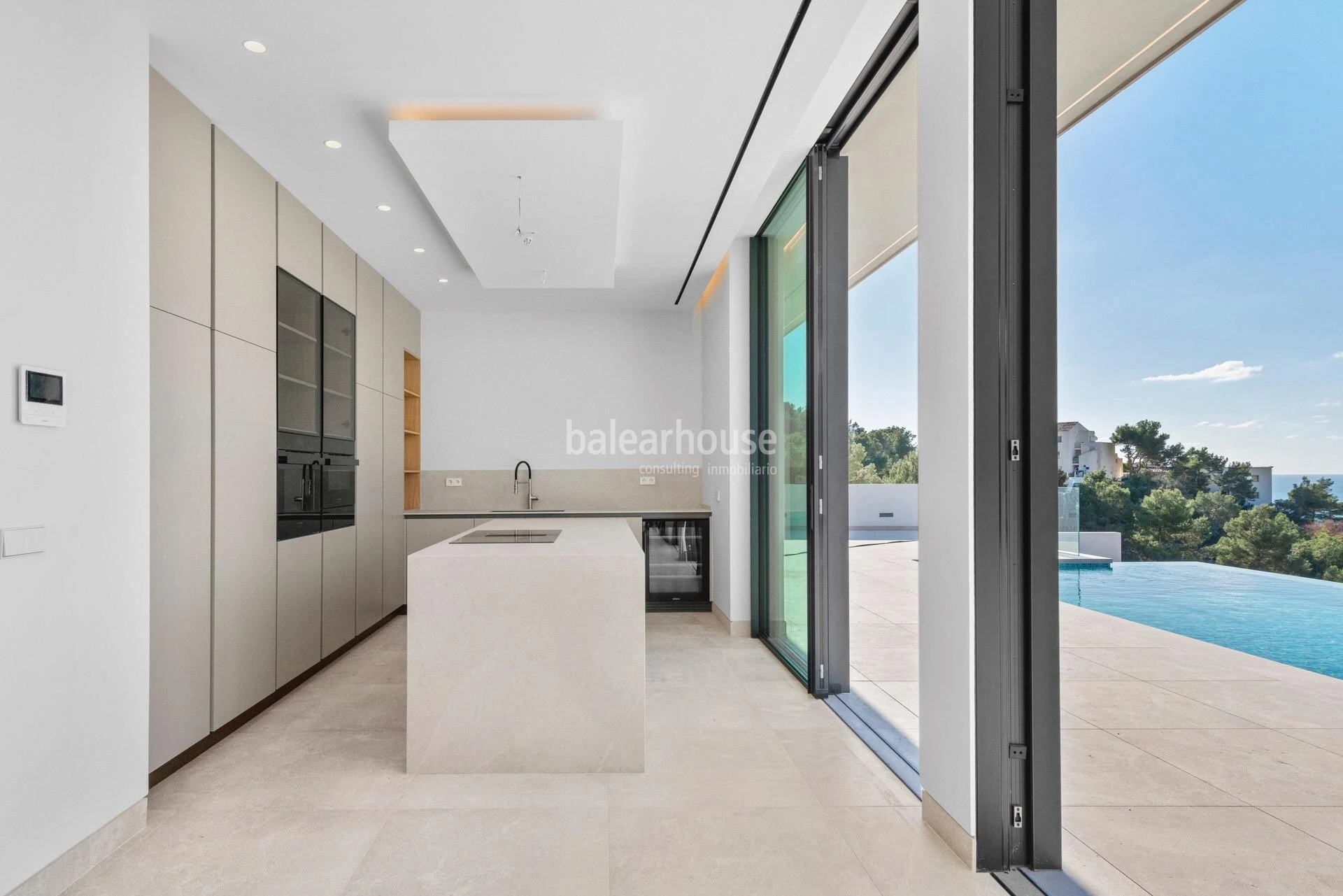Große Villa mit gepflegtem modernem Design und wunderschönem Meerblick in Cala Llamp