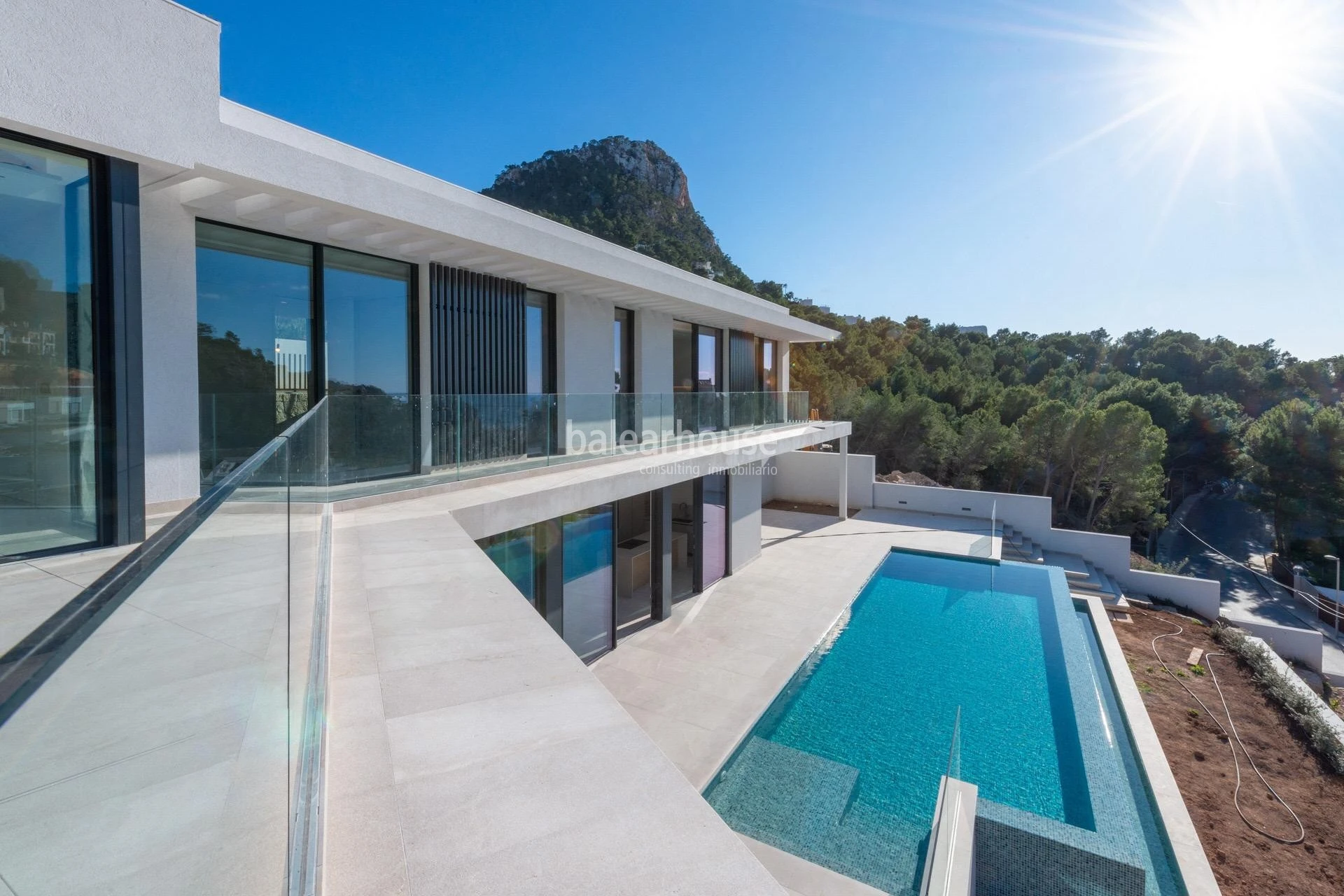 Große Villa mit gepflegtem modernem Design und wunderschönem Meerblick in Cala Llamp