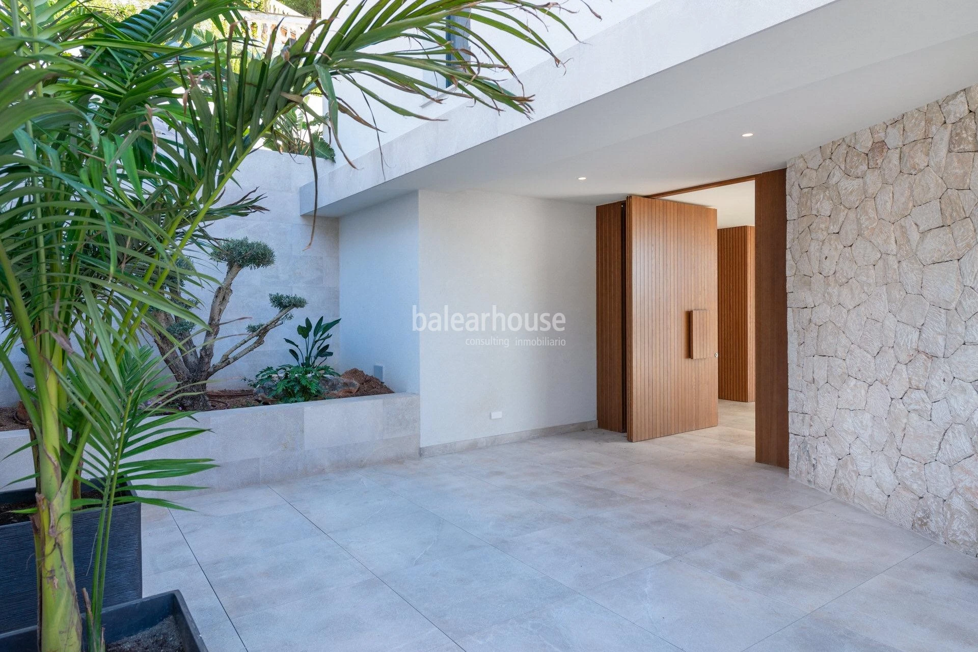 Große Villa mit gepflegtem modernem Design und wunderschönem Meerblick in Cala Llamp