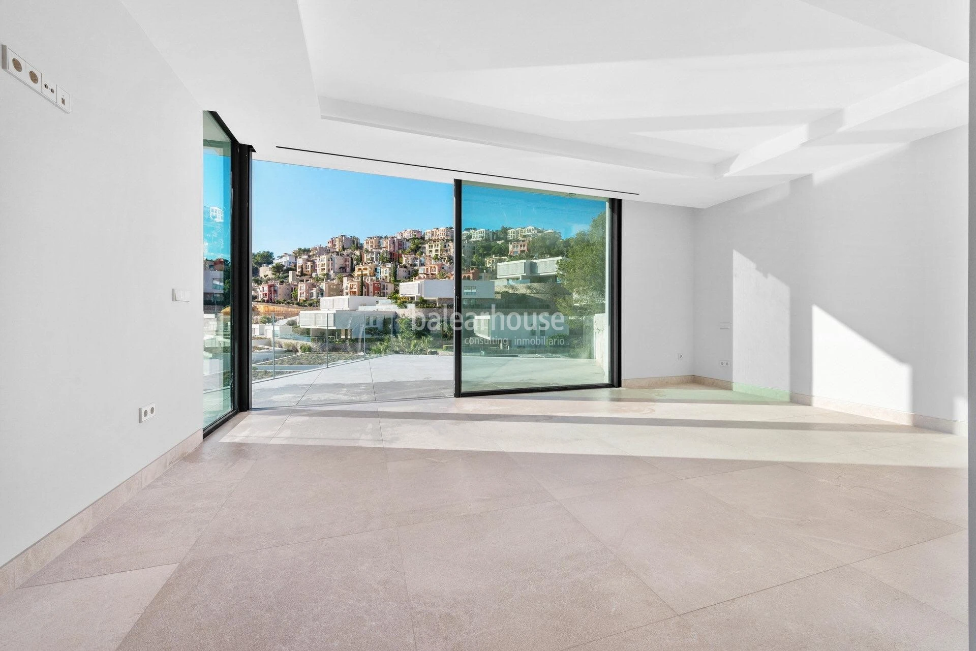 Große Villa mit gepflegtem modernem Design und wunderschönem Meerblick in Cala Llamp