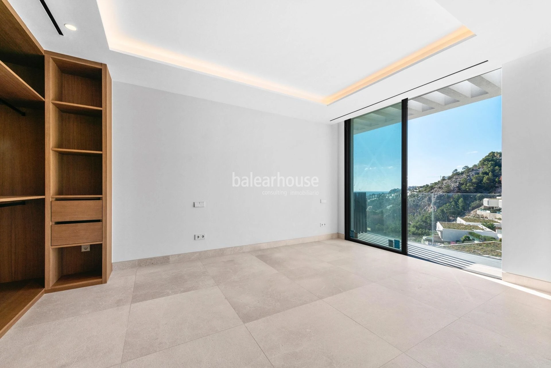 Große Villa mit gepflegtem modernem Design und wunderschönem Meerblick in Cala Llamp