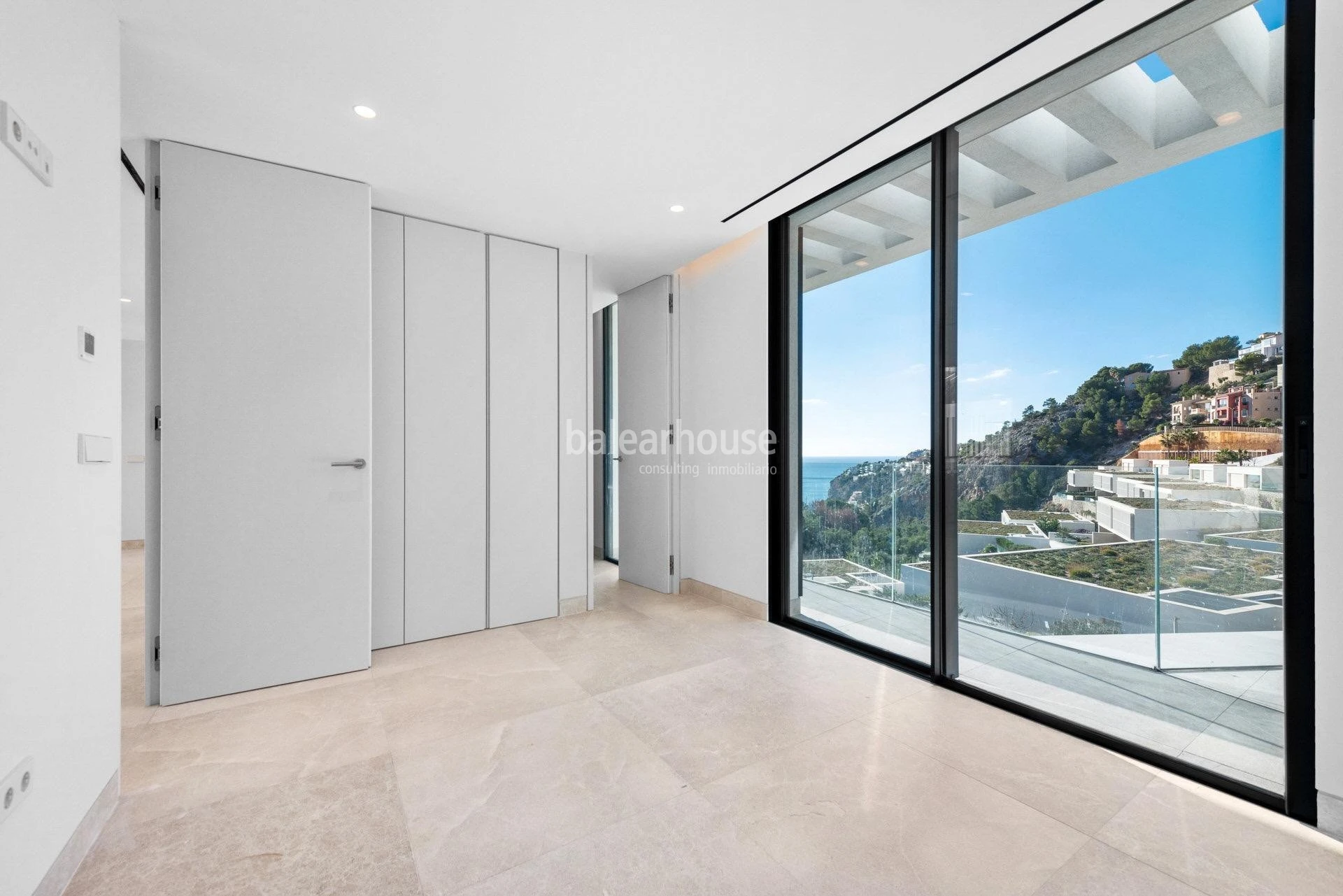 Große Villa mit gepflegtem modernem Design und wunderschönem Meerblick in Cala Llamp