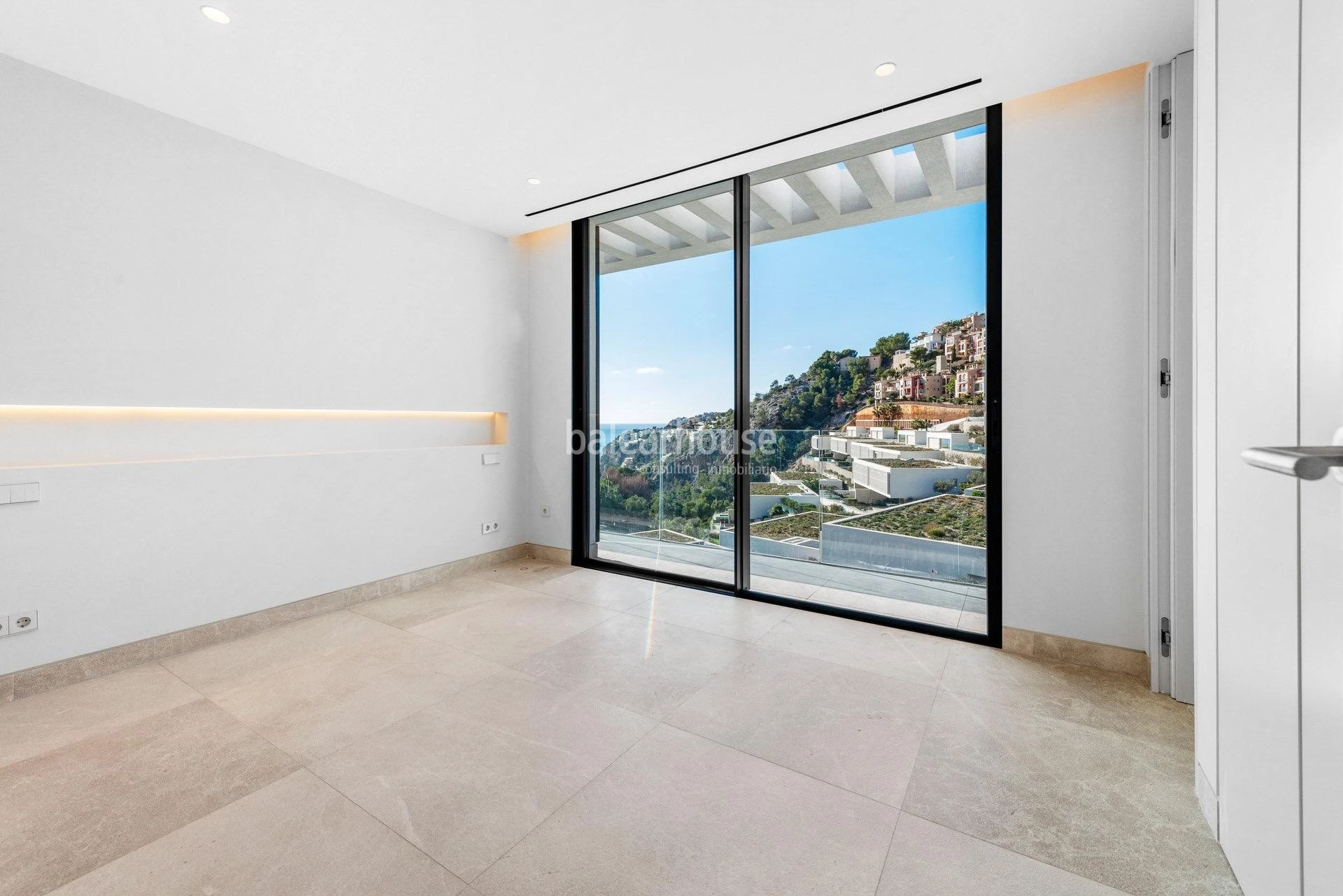 Große Villa mit gepflegtem modernem Design und wunderschönem Meerblick in Cala Llamp