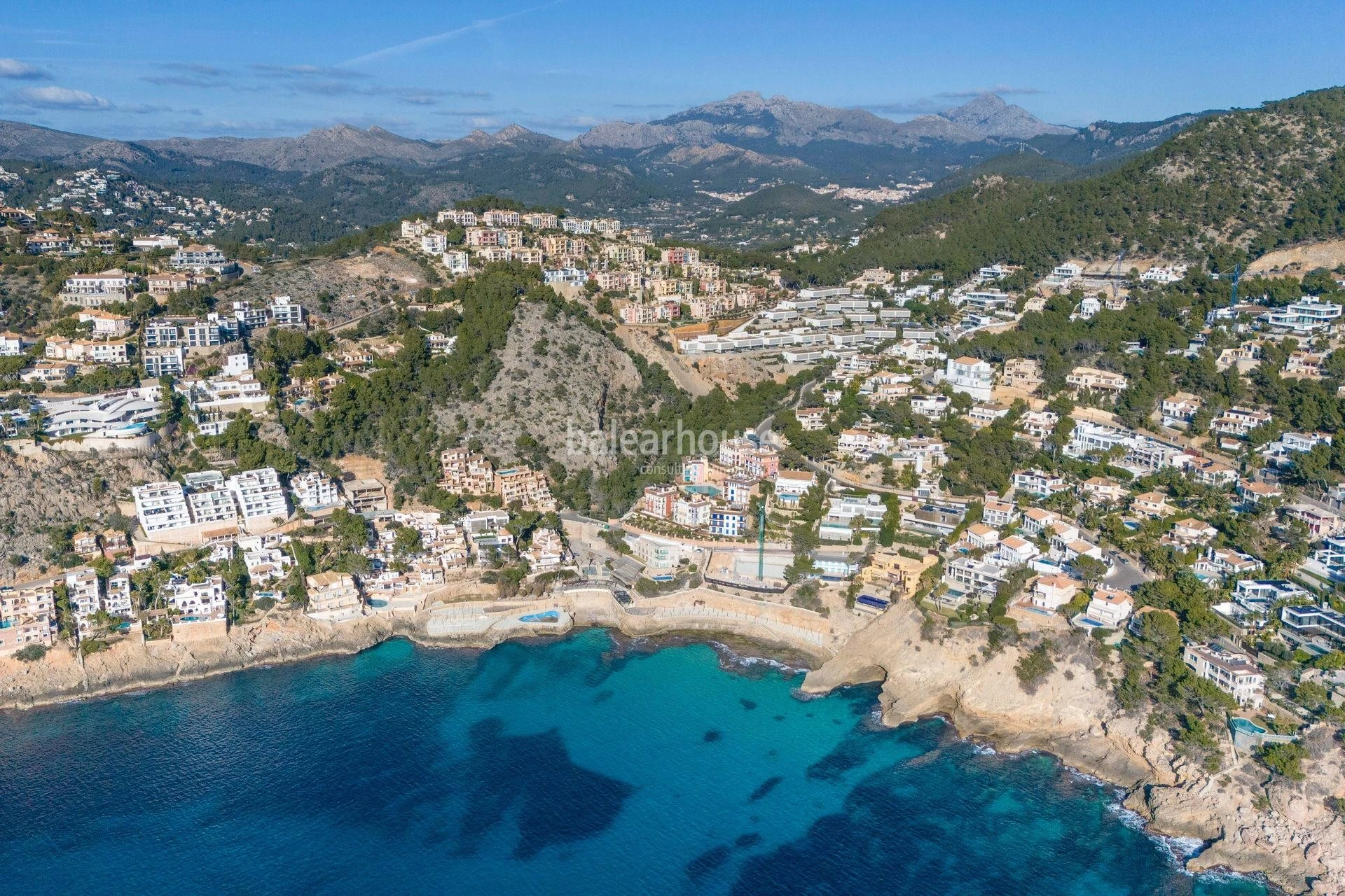 Große Villa mit gepflegtem modernem Design und wunderschönem Meerblick in Cala Llamp