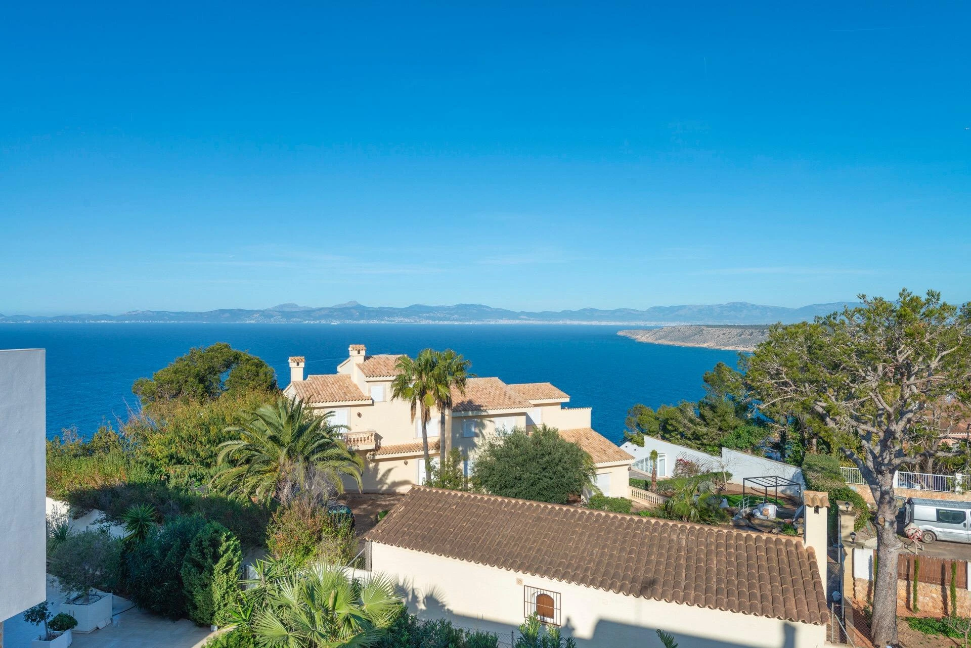 Bonito chalet con vistas al mar en Badia Blava con terrazas, jardín y piscina privados