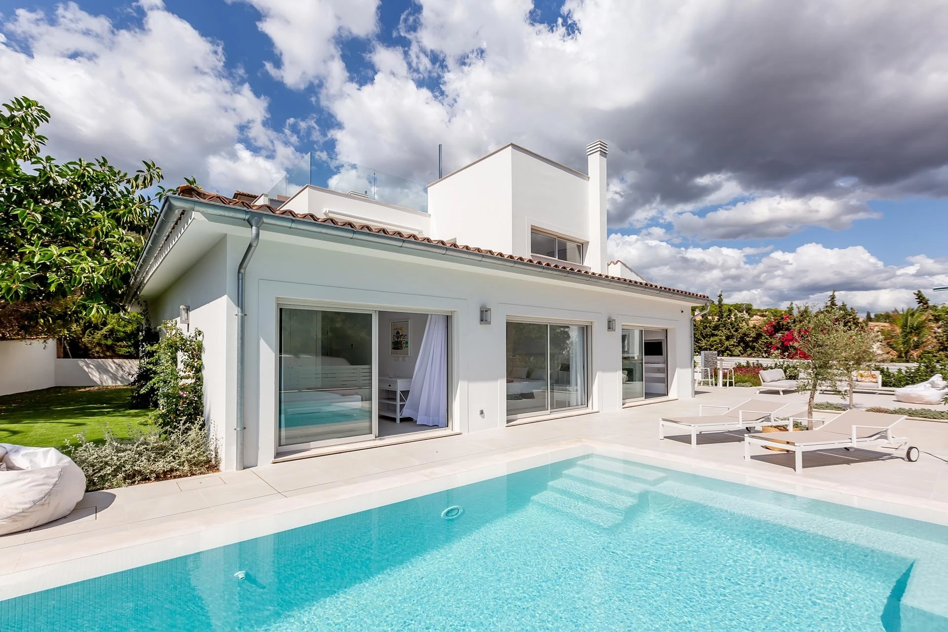Beautiful villa with holiday licence and great views next to the sailing club in Puerto de Andratx.