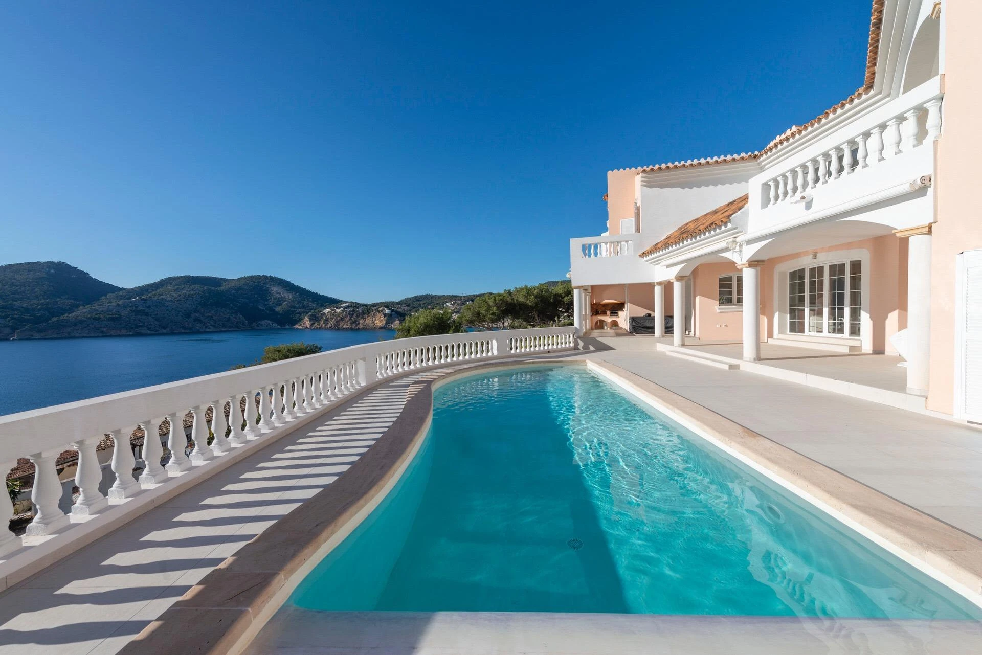 Spektakulärer Meerblick von dieser fabelhaften Villa in Camp de Mar mit Terrassen und großem Pool