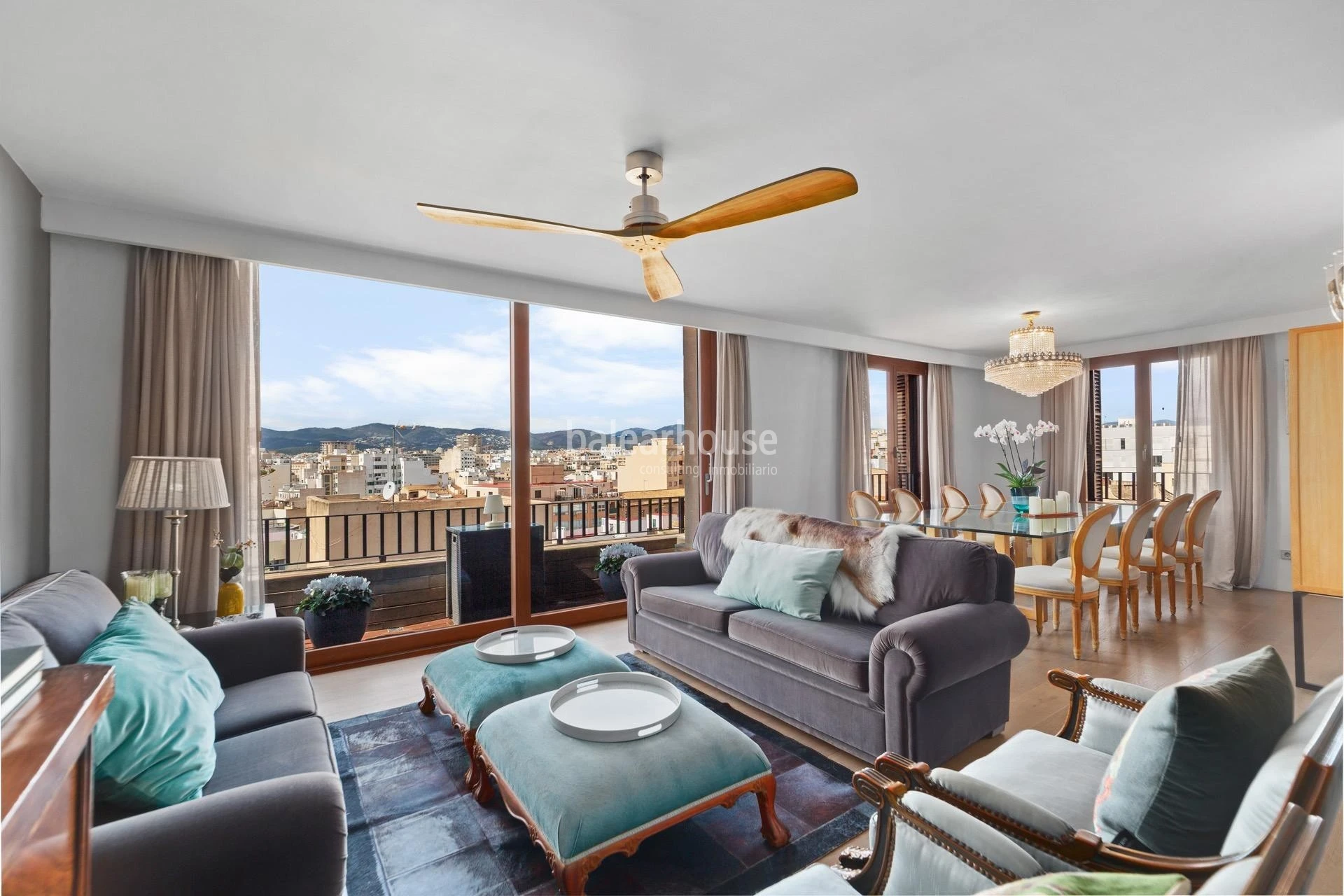 Excellent large apartment in the historic center of Palma with city and sea views