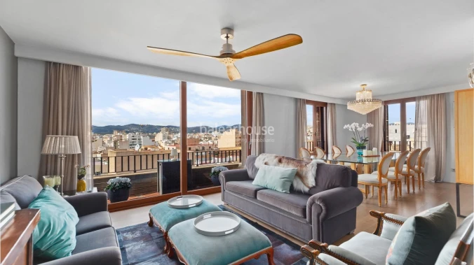 Excellent large apartment in the historic center of Palma with city and sea views
