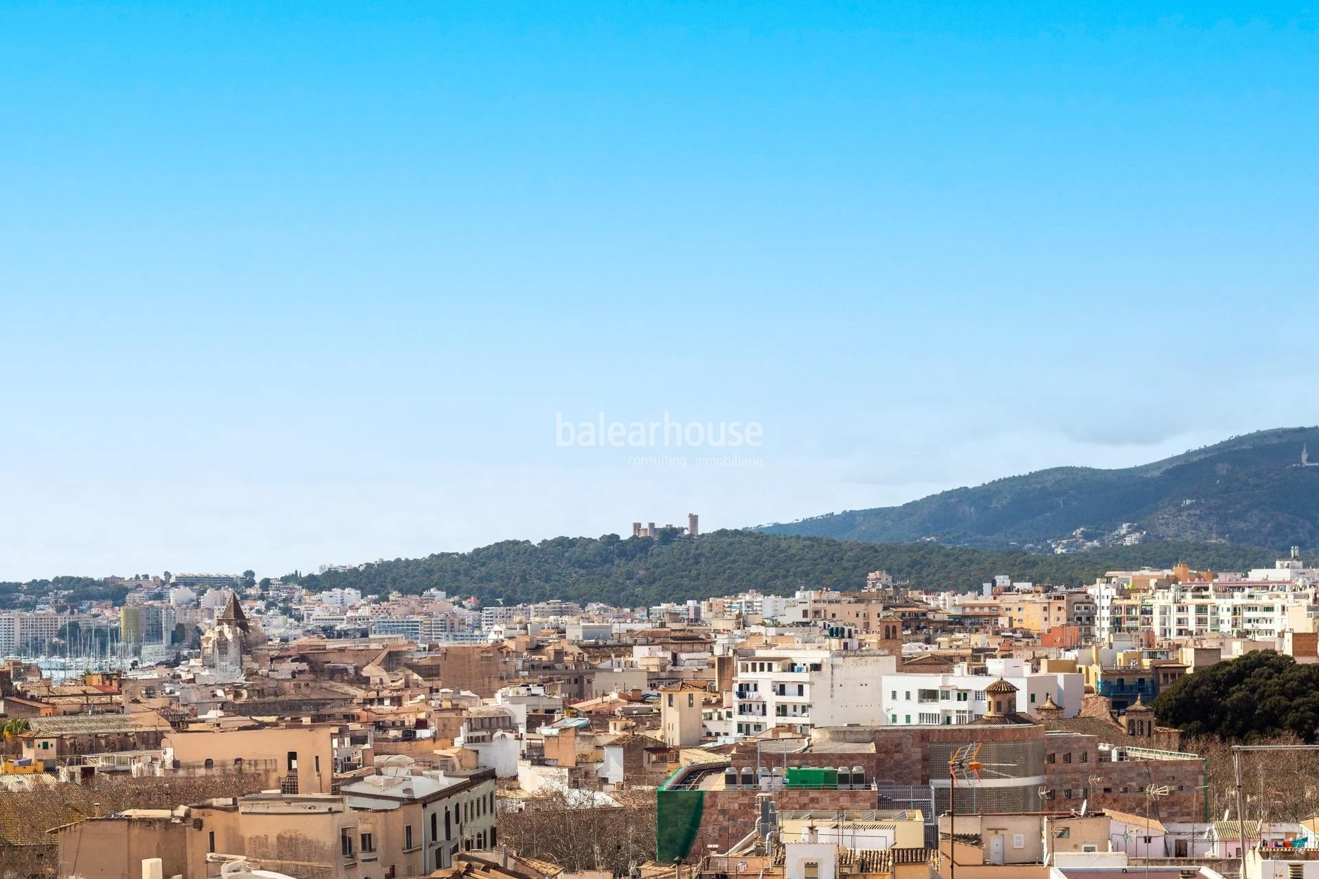 Excelente gran piso moderno en el centro histórico de Palma con vistas a la ciudad y al mar