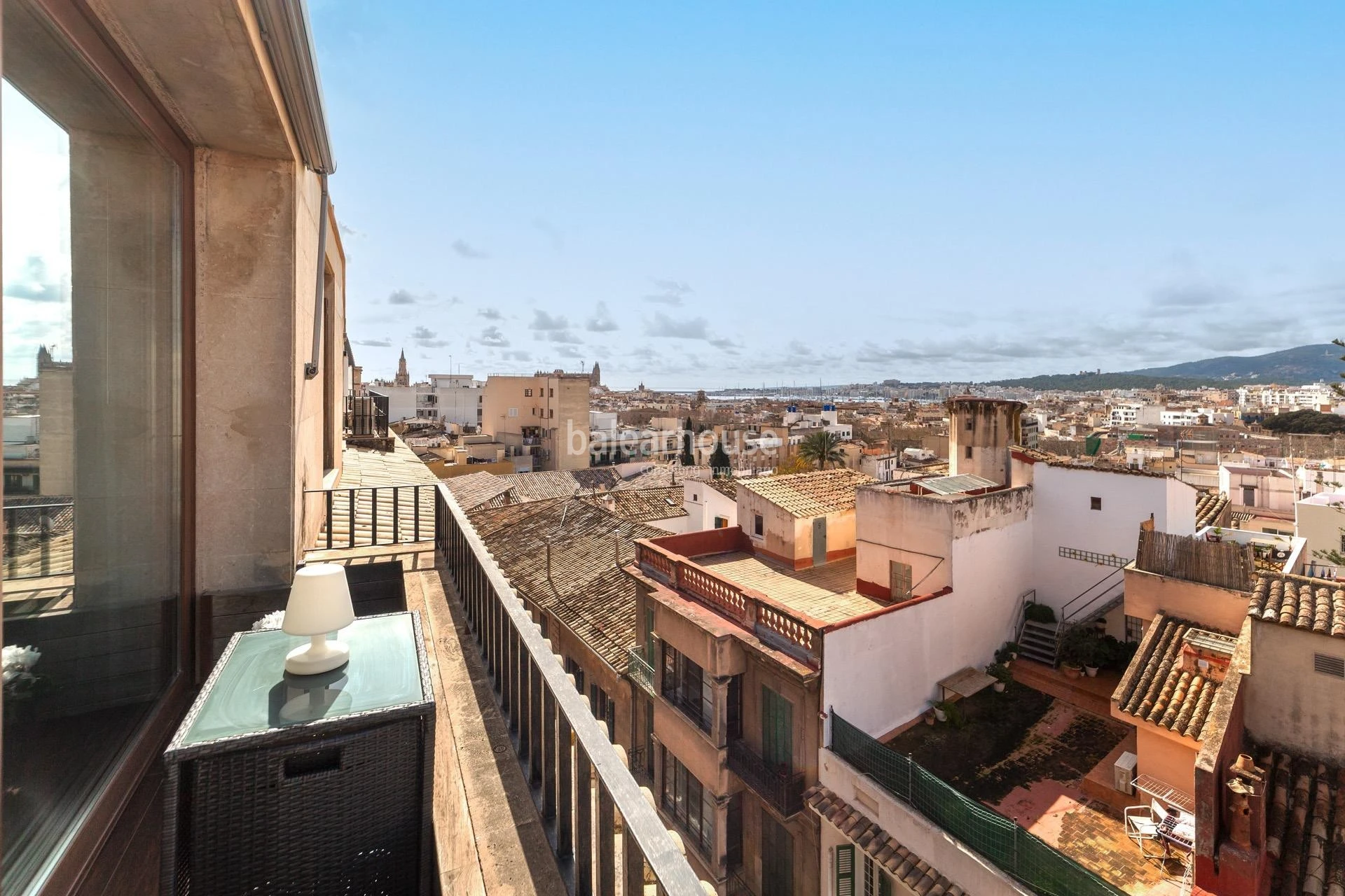 Excelente gran piso moderno en el centro histórico de Palma con vistas a la ciudad y al mar