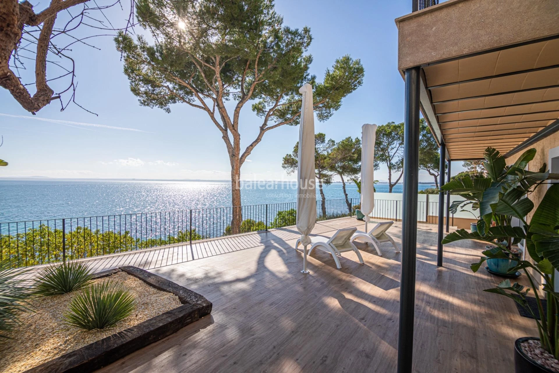 Stunning views and direct access to the sea from this excellent Mediterranean villa in Alcudia