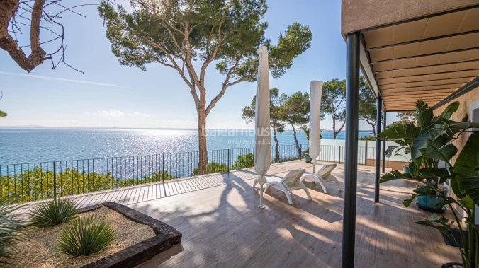 Stunning views and direct access to the sea from this excellent Mediterranean villa in Alcudia