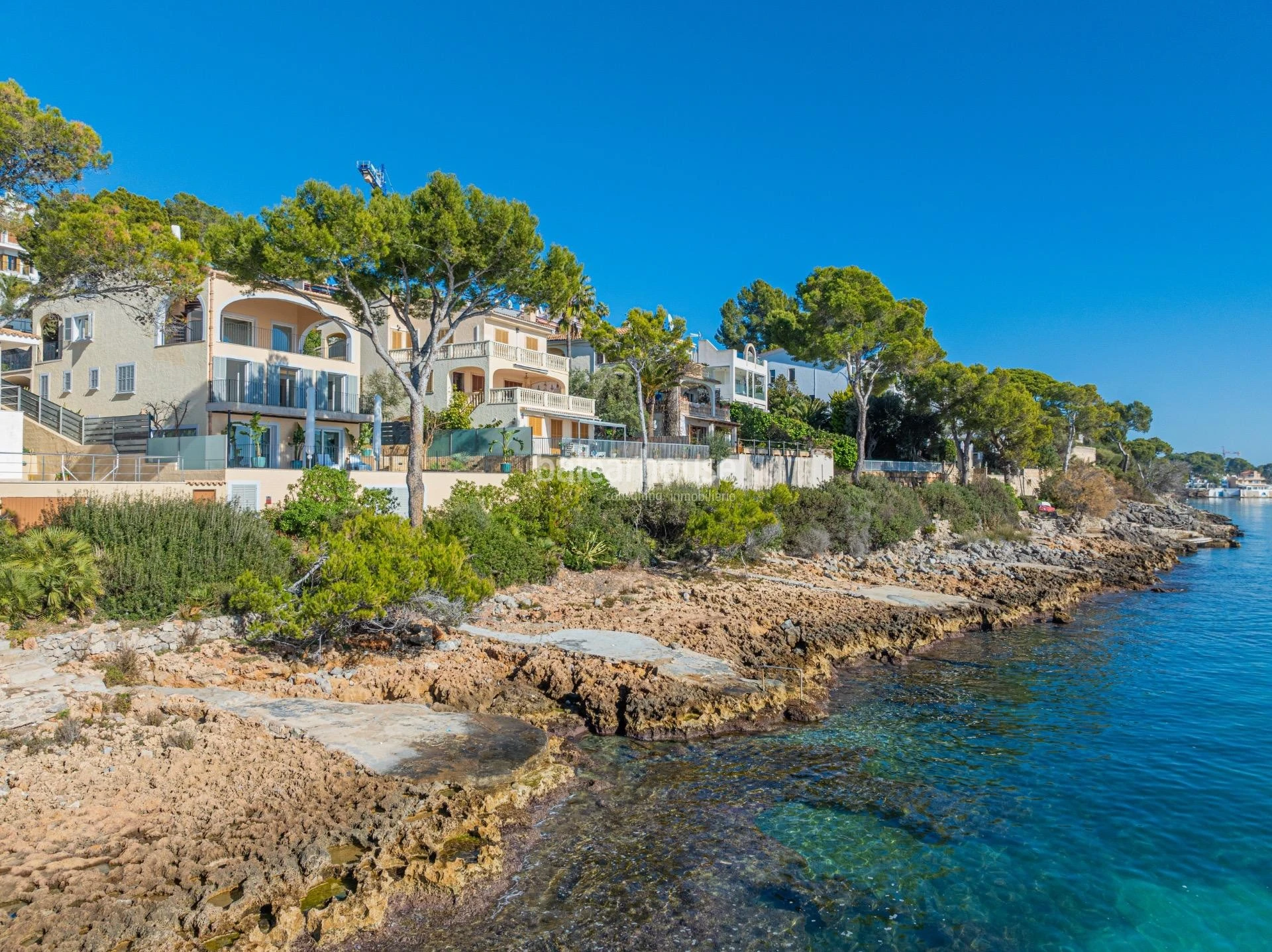 Stunning views and direct access to the sea from this excellent Mediterranean villa in Alcudia