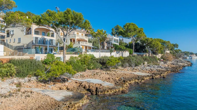 Stunning views and direct access to the sea from this excellent Mediterranean villa in Alcudia