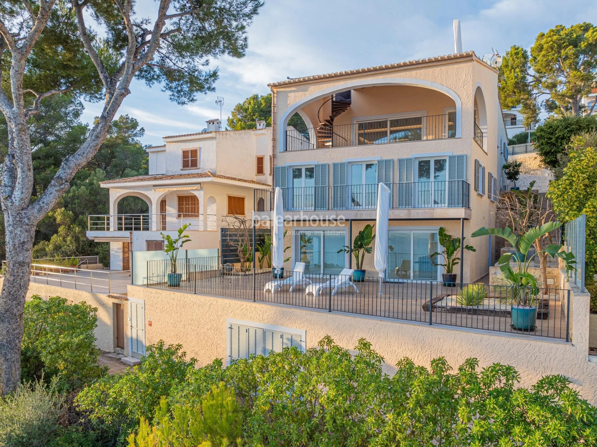 Stunning views and direct access to the sea from this excellent Mediterranean villa in Alcudia