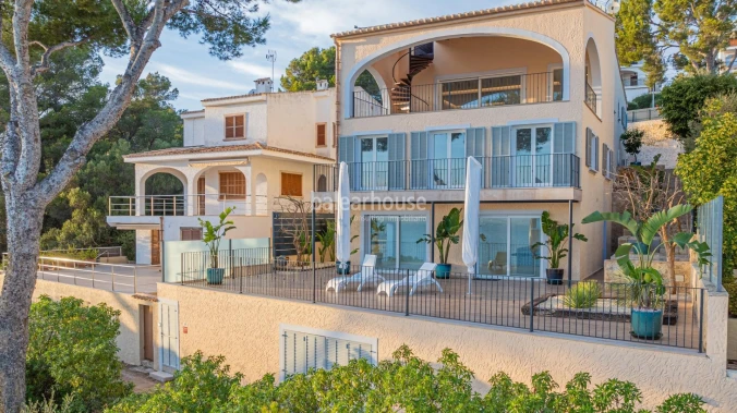 Stunning views and direct access to the sea from this excellent Mediterranean villa in Alcudia
