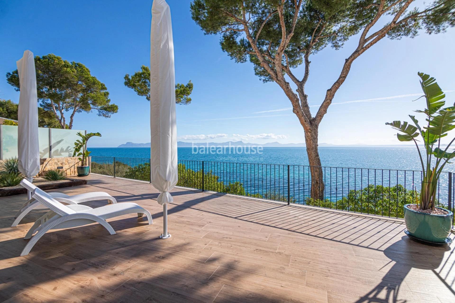 Impresionantes vistas y acceso directo al mar desde esta excelente villa mediterránea en Alcudia